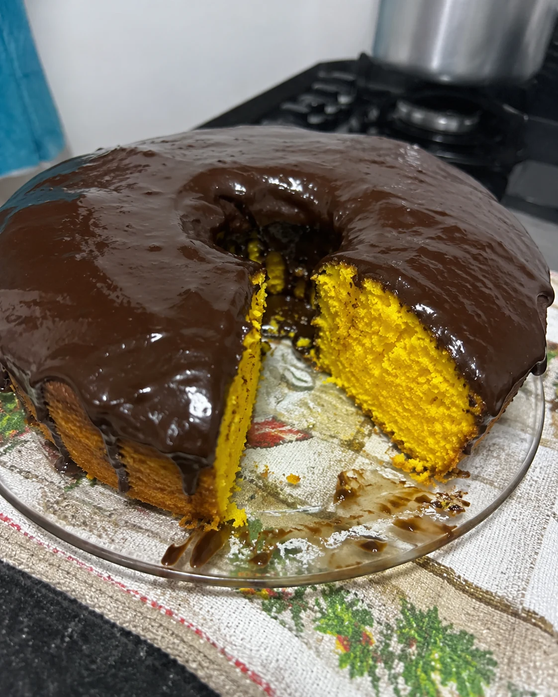 Bolo de cenoura com calda de cacau